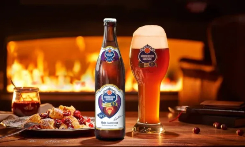 Schneider Weisse Aventinus tap 6 voor een haardvuur